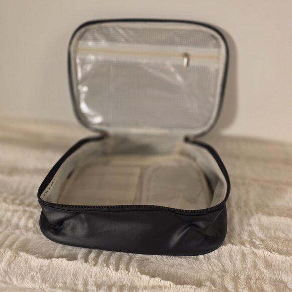 Makeup Bag - Picture 4 of 5